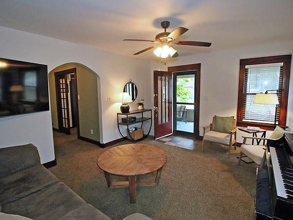 5th image of 1130 W Locust Ave