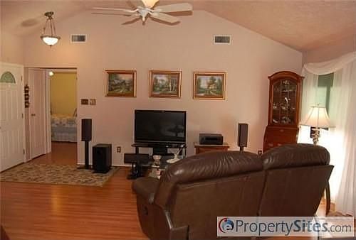 4th image of 610 Dixie Dr