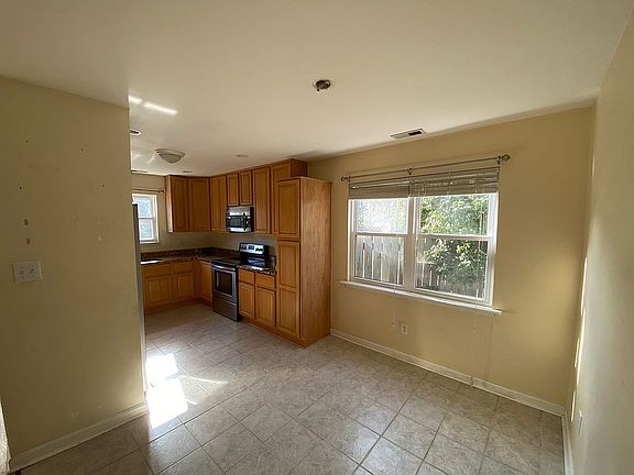 Open concept kitchen/dining