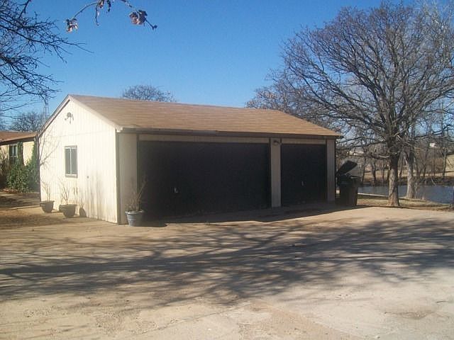 2nd image of 700 W Simmons Rd