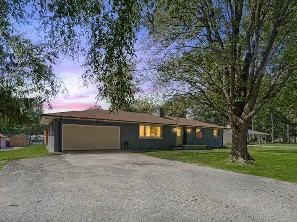 607 W Main St, Mahomet, IL 61853