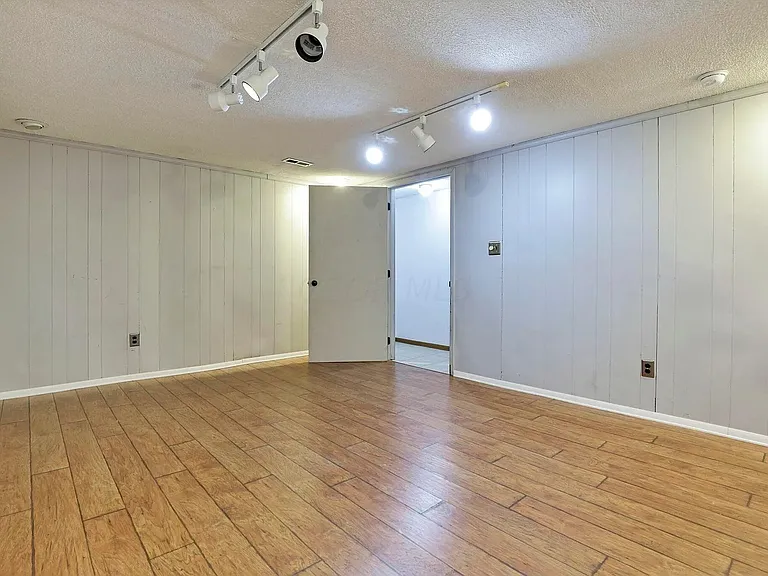 908 Charnwood Ln — Photo 9