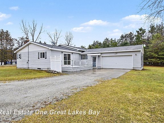 3rd image of 2750 E Deckerville Rd