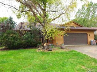 1605 E Rushmore Dr, Brandon, SD 57005