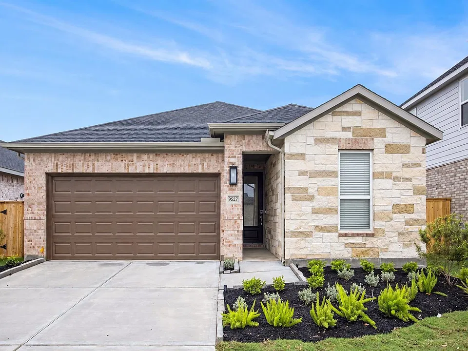 9527 Angelina Water Dr