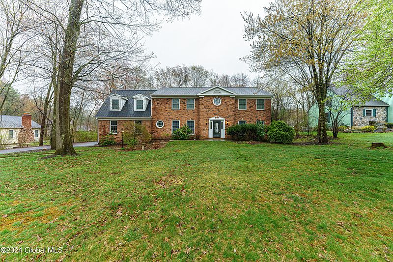 4th image of 794 Avon Crest Boulevard