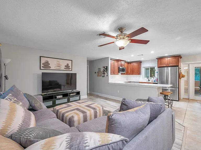 5836 16th Ln NE — Photo 10