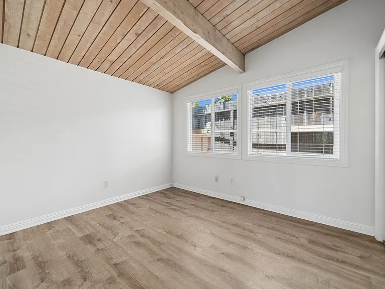 2545 Elden Ave — Photo 10
