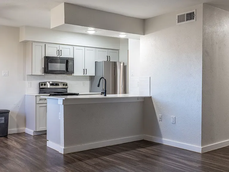 Oakline Apartments — Photo 28