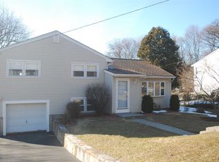 24 Oriole Dr, Poughkeepsie, NY 12601