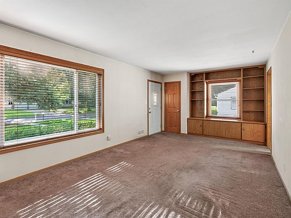 5th image of 2909 Pascal St N