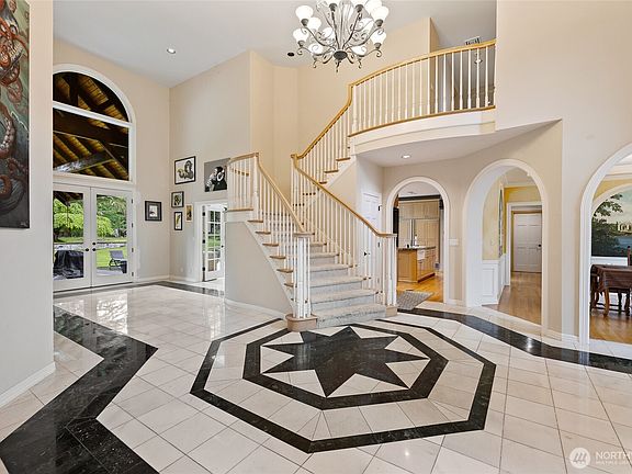 4th image of 1018 254th Avenue NE