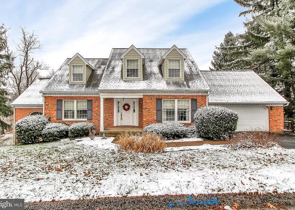 1st image of 32 Stoneridge Dr