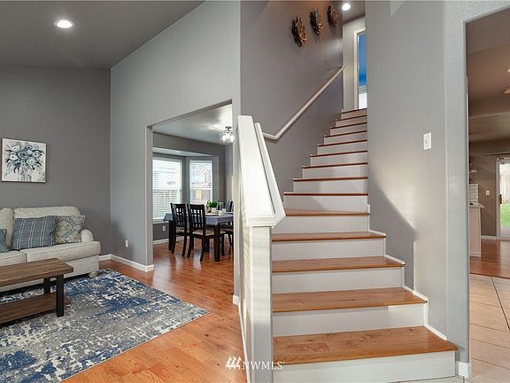 The entry is ceramic tile, and leads directly to the living room, which has 3/4" hardwood flooring, and a vaulted ceiling with recessed can lighting.