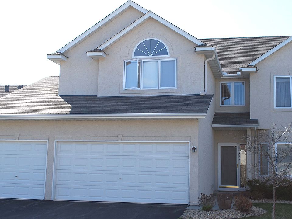 Hard to Find 3-Car Garage!