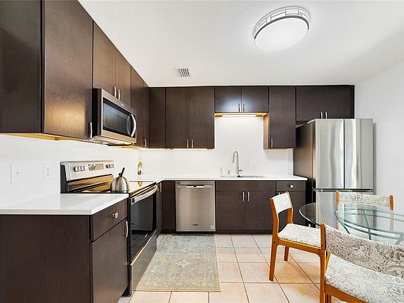 3rd image of 692 LAKE VILLAS DRIVE
