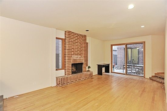 spacious living room w/ fireplace
