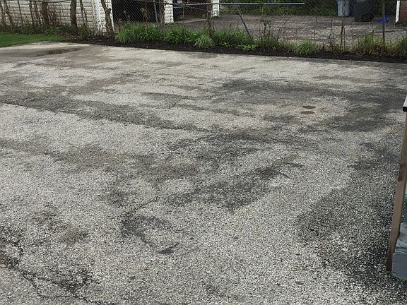 4 cars can fit comfortably on the parking pad