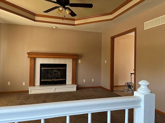 Living Room w Fireplace