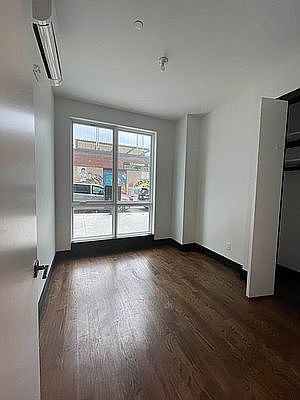 4th image of 341 Irving Ave #1D