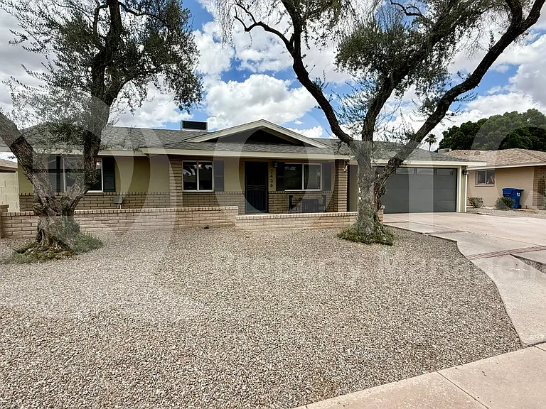2436 E Fairmont Dr — Photo 1