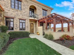 1630 Saint Andrews Dr #17, Oconomowoc, WI 53066