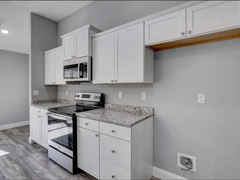 917 N Hall St — Photo 8