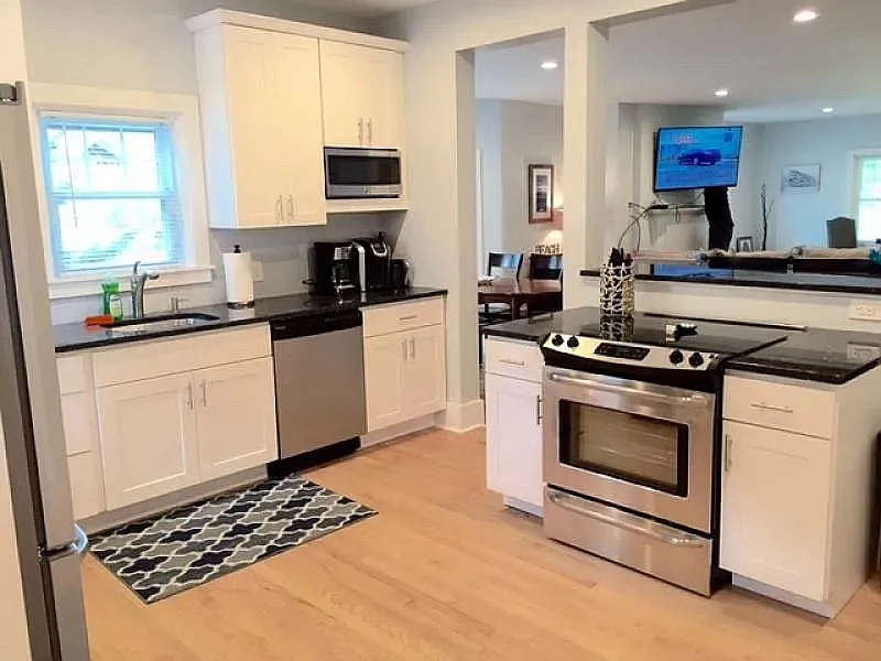 8 bed, 3.5 bath, 3000 sqft, $7,600 — Photo 3