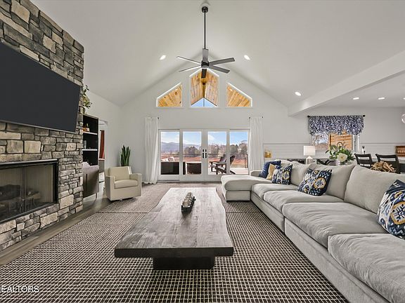 4th image of 481 Masters Ln