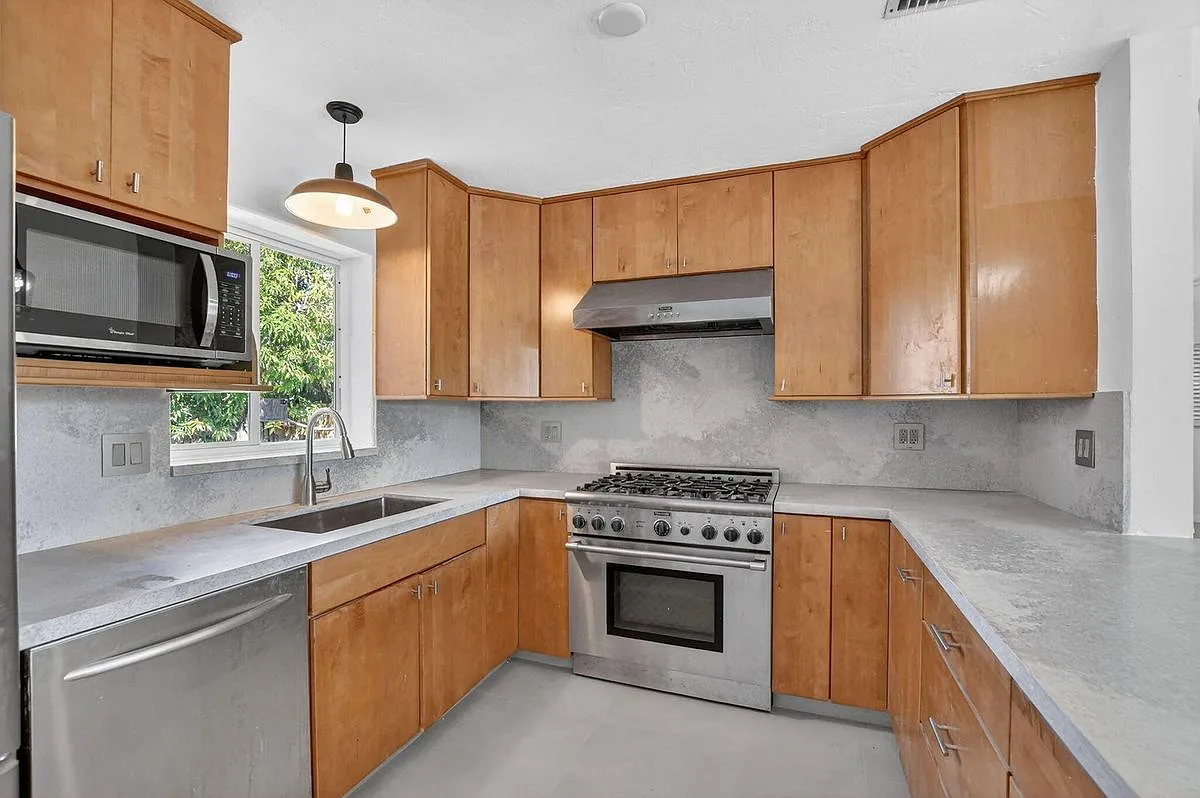 4 bed, 2.0 bath, 1844 sqft, $6,200 — Photo 1
