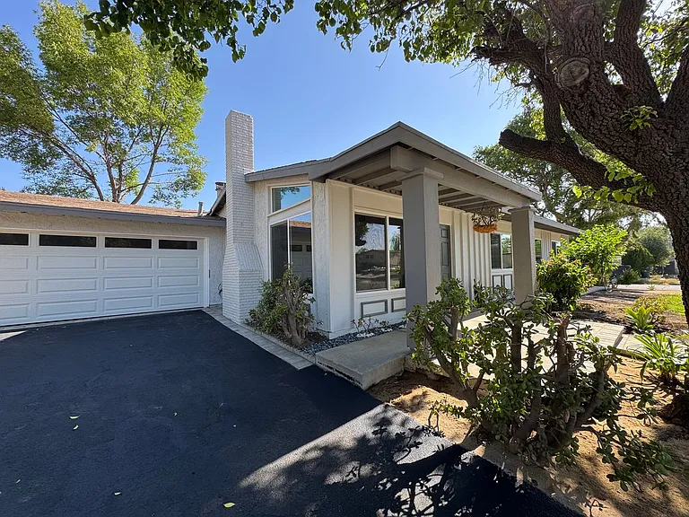 22301 Itasca St — Photo 3