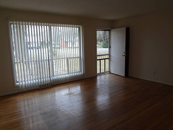 Living room w lots of win