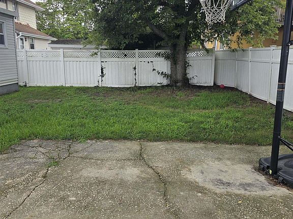 3rd image of 1048 N Main St