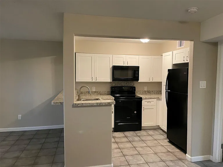 6414 Sloan St #7 — Photo 11