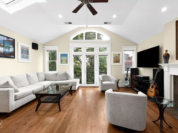 3rd image of 914 W Wrightwood Ave #3