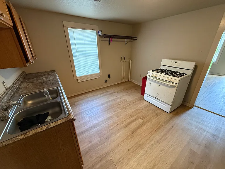 415 E Velma Ave — Photo 4