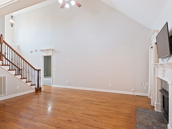 4th image of 135 Ridgebend Dr
