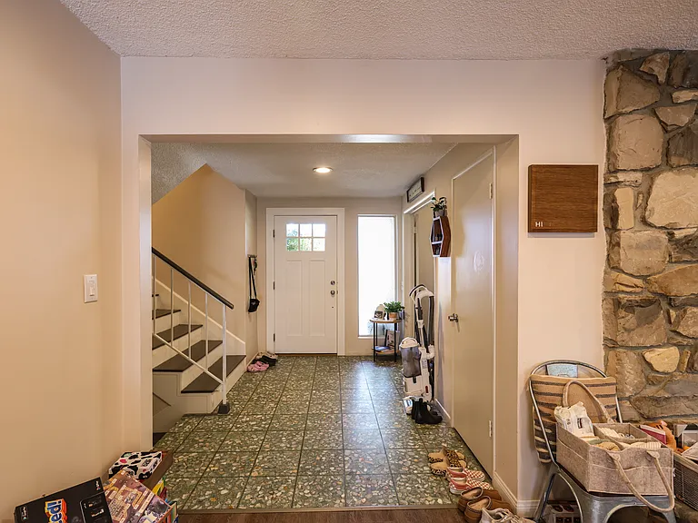 1228 Lyndhurst Dr — Photo 7