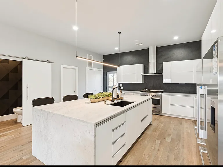 915 NW 8th St — Photo 11