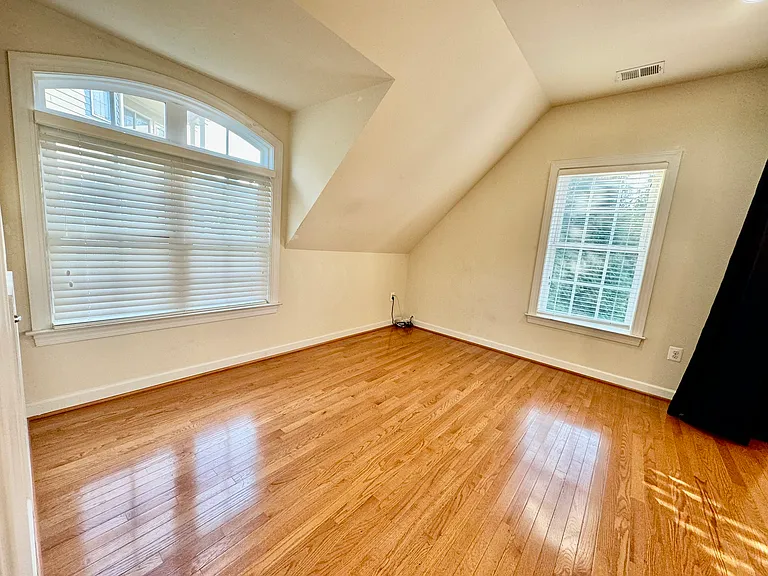 1385 Blairstone Dr — Photo 4