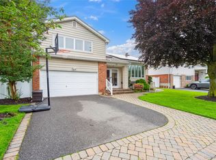 11 Robin Ln, Plainview, NY 11803