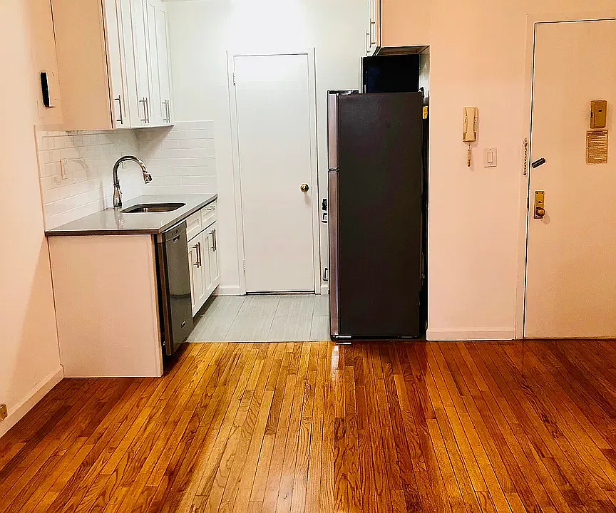 978 2nd Ave #1F