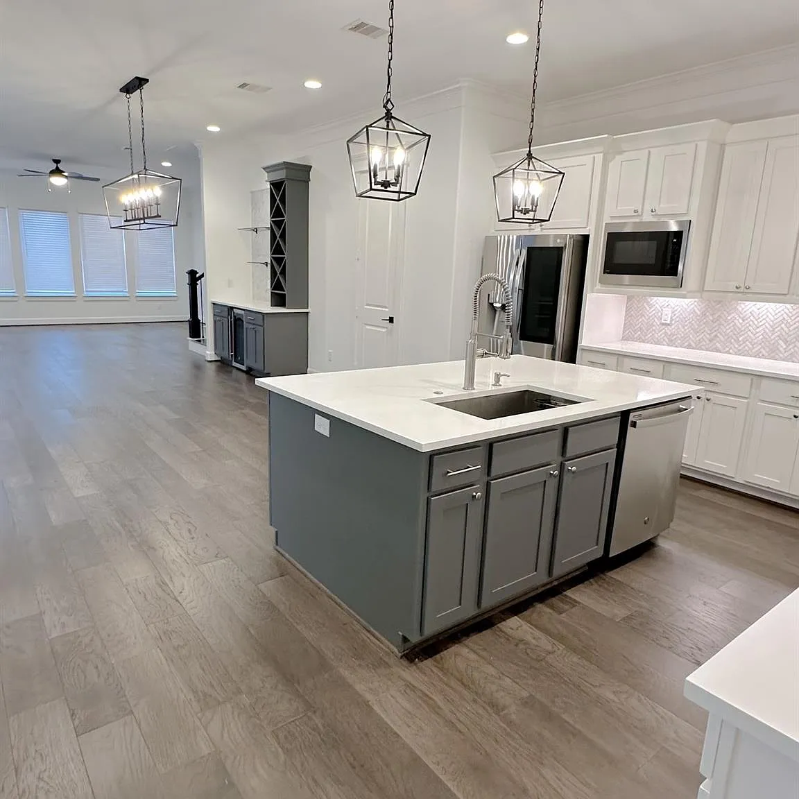 3 bed, 2.5 bath, 2496 sqft, $5,300 — Photo 3