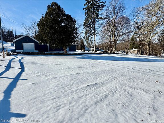 3rd image of 4915 Clarkston Rd