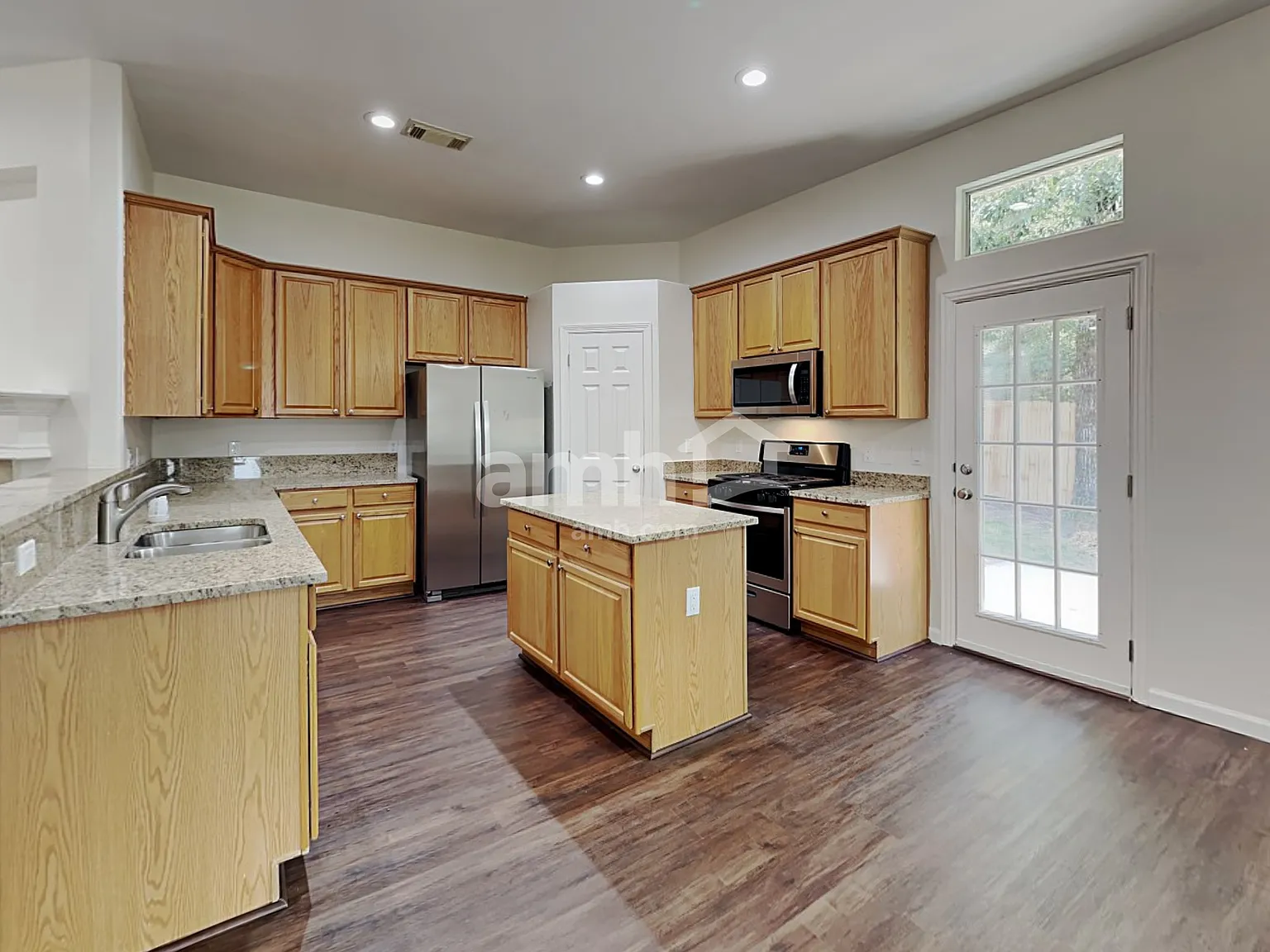 4 bed, 2.0 bath, 1990 sqft, $2,195 — Photo 3