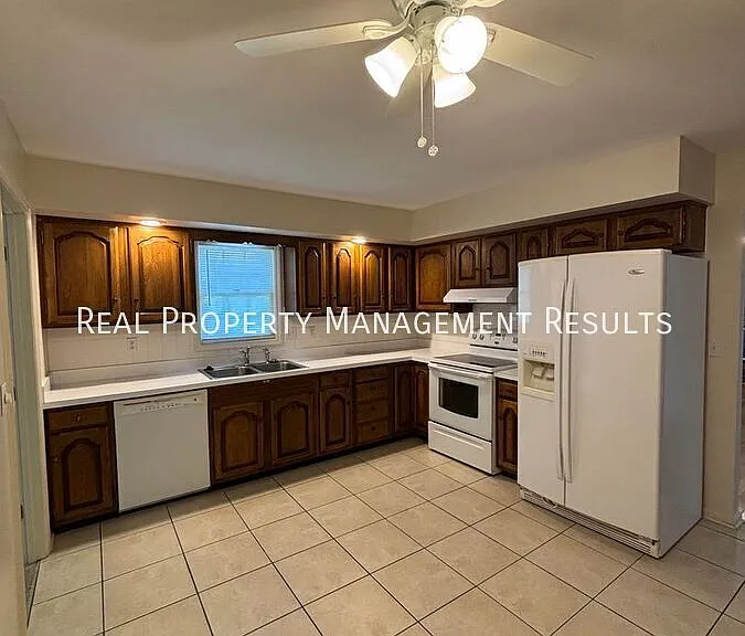 7577 Nottingham Dr — Photo 4