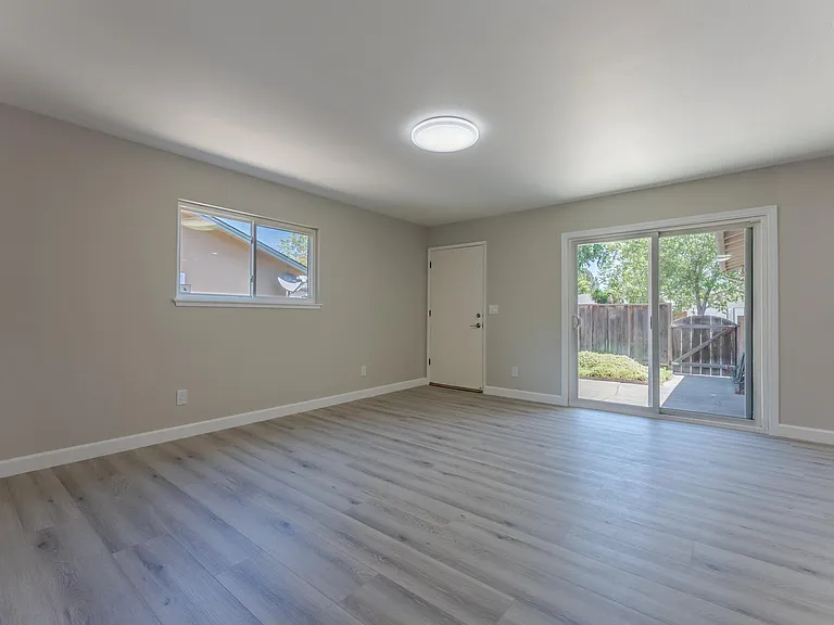 929 Gretchen Ln #929 — Photo 9
