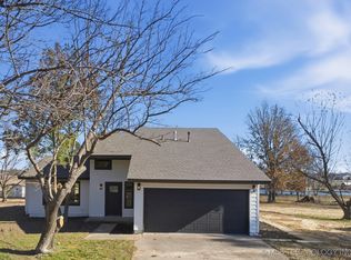 8417 Meadowside Ln, Tulsa, OK 74131