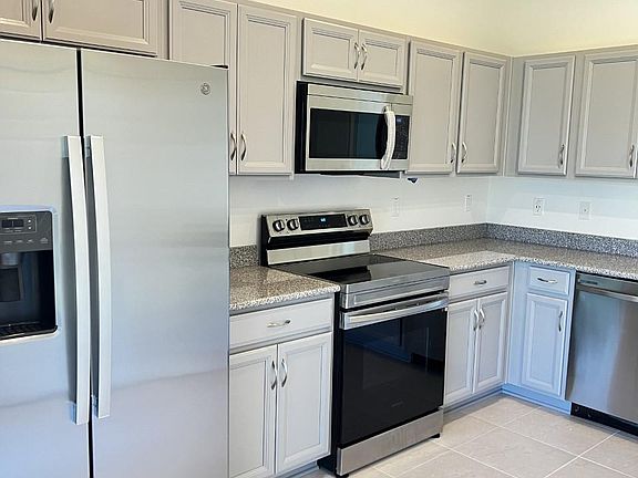 4th image of 12 Rainstone Ln