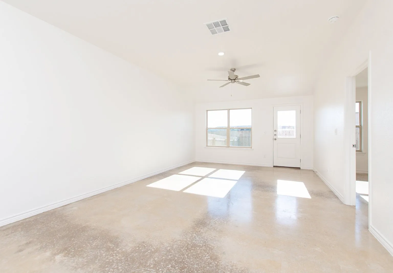3 bed, 2.0 bath, 1214 sqft, $1,400 — Photo 2